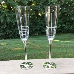 Mikasa Avenue Collection set of 2 toasting fluted champagne glasses